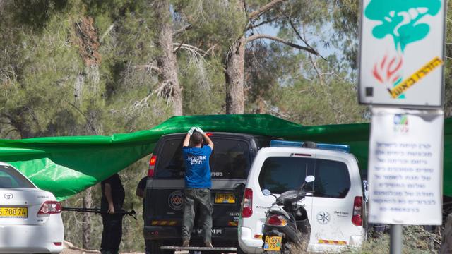 Une ambulance et la police israélienne dans la région où le corps d'un jeune Palestinien a été trouvé dans la forêt de Jérusalem, le 2 juillet 2014. [AFP PHOTO/MENAHEM KAHANA]