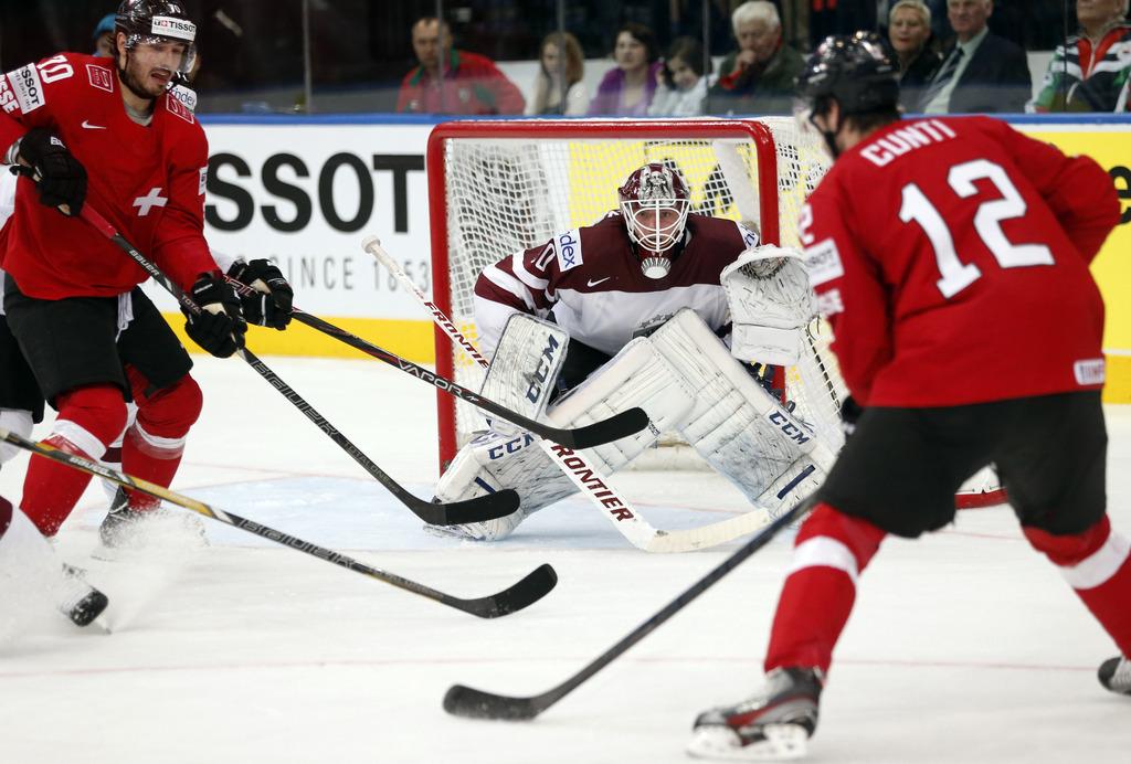 Cunti (no12) face au gardien letton Gudlevskis. [KEYSTONE - Darko Bandic]