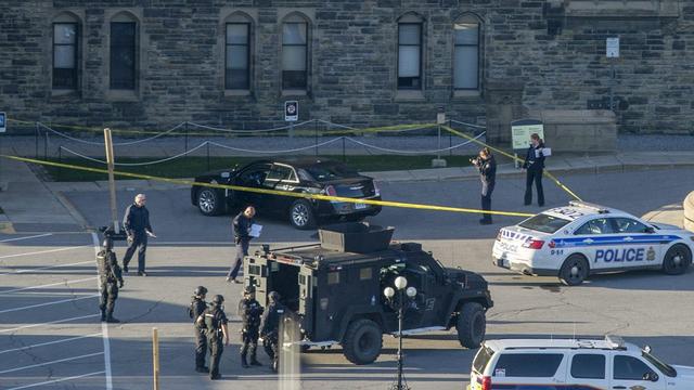 La police est intervenue rapidement au Parlement afin de sécuriser les lieux. [AP Photo/The Canadian Press, Justin Tang]