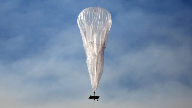 Google Loon, des ballons pour diffuser internet dans les régions isolées. [EPA/Keystone - John Shenk]