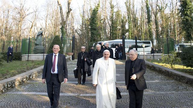 Le pape François est arrivé dimanche pour sa retraite spirituelle à 25 km de Rome. [AP Photo/L'Osservatore Romano, ho]