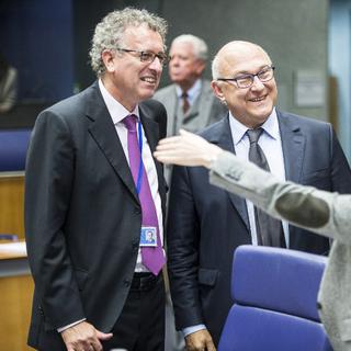 Les ministres des Finances luxembourgeois (g.) et français lors de la rencontre de l'Eurogroupe au Luxembourg, le 13 octobre 2014.