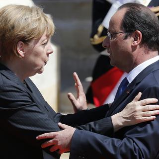 François Hollande et Angela Merkel lors des commémorations du débarquement. [EPA/Keystone - Régis Duvignau]