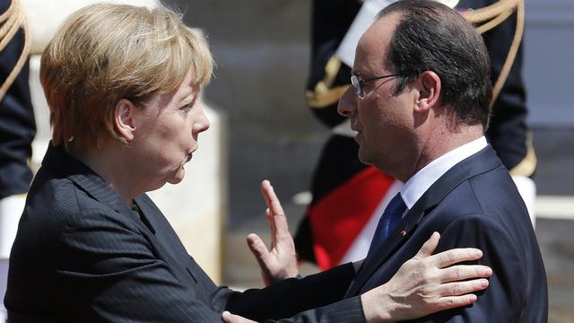 François Hollande et Angela Merkel lors des commémorations du débarquement. [EPA/Keystone - Régis Duvignau]
