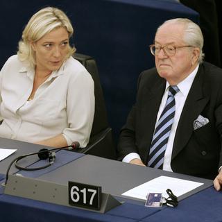 Marine Le Pen et son père Jean-Marie. [AP Photo/Lionel Cironneau]