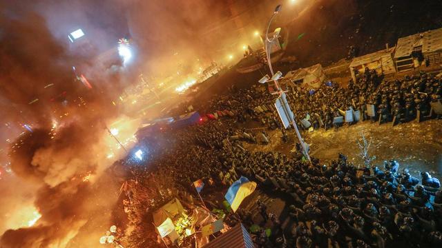 La place de l'Indépendance à Kiev est en feu depuis le début de l'assaut. [EPA/Keystone - Alexey Furman/Sergey Dolzhenko]