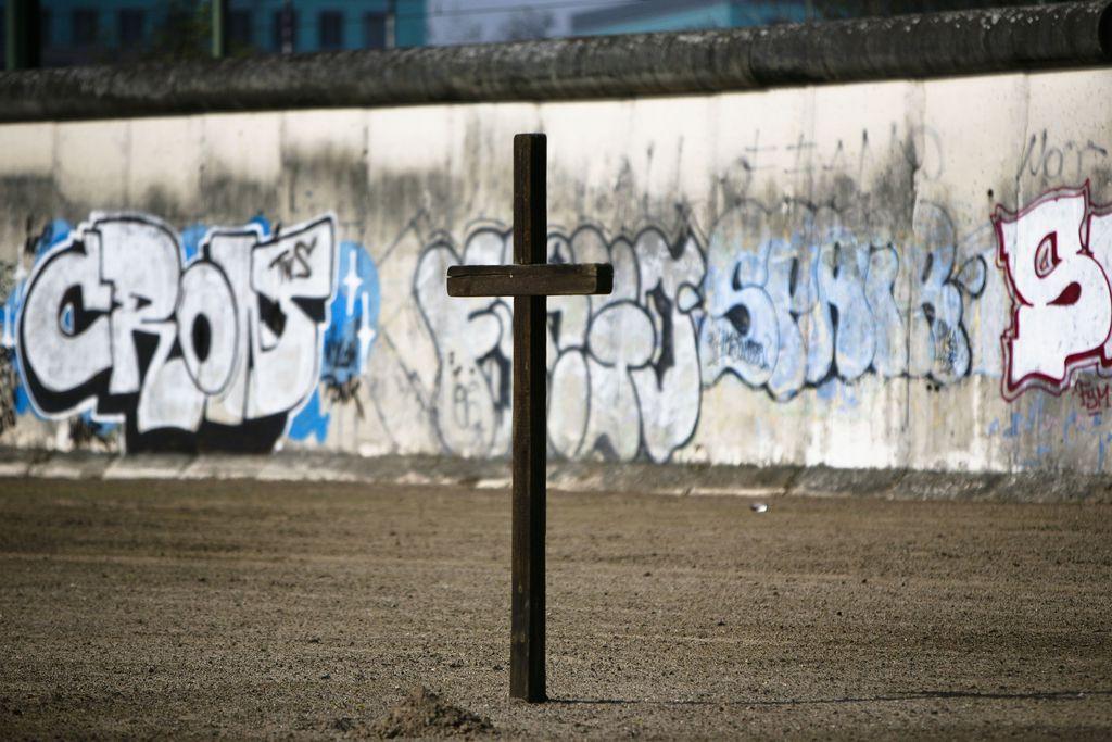 Une croix représentant l'endroit où est mort un fuyard, au mémorial du Mur à Berlin. [AP Photo/Markus Schreiber]