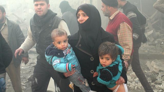 Les enfants ne sont pas épargnés par la guerre en Syrie. Ici lors d'un bombardement sur un quartier rebelle d'Alep le 15 décembre 2013. [MOHAMMED AL-KHATIEB]
