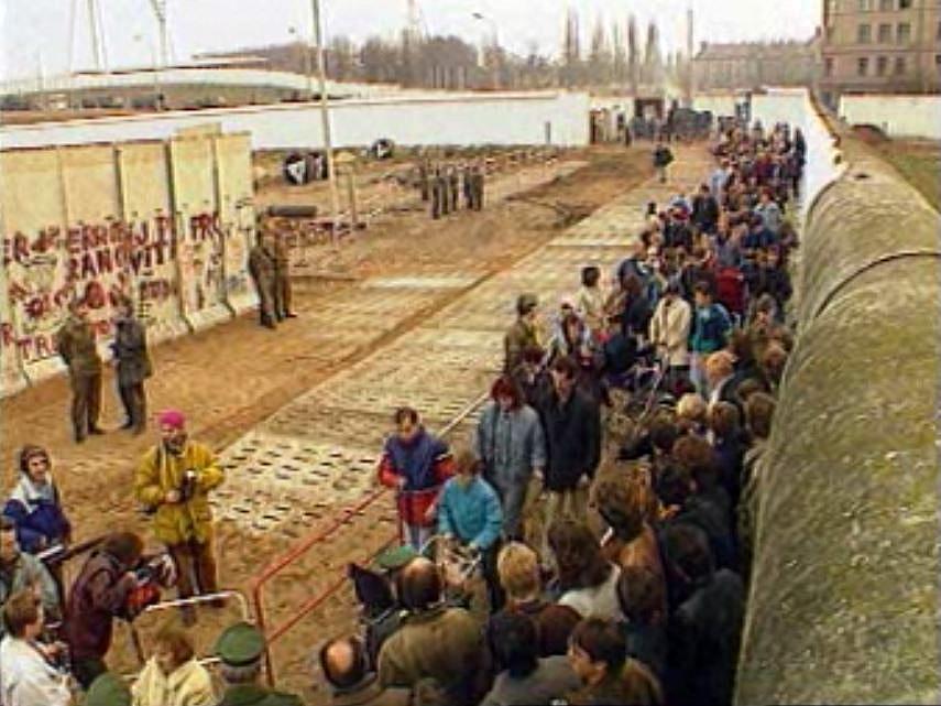 Dans la nuit du 9 au 10 novembre 1989, le Mur de Berlin s'écroule. [RTS]