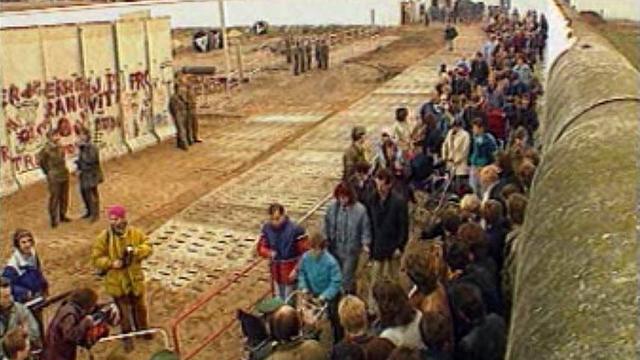 Dans la nuit du 9 au 10 novembre 1989, le Mur de Berlin s'écroule. [RTS]