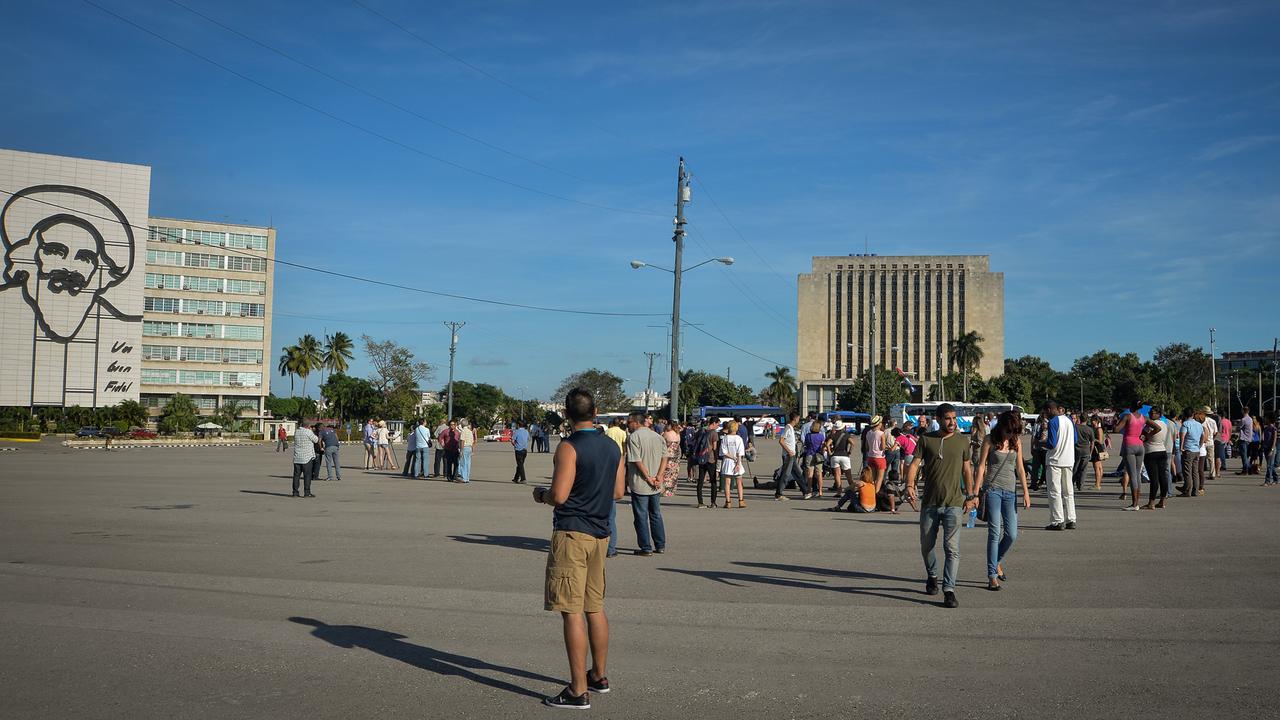 Des dissidents cubains attendent une performance de l'artiste Tania Bruguera à La Havane. [AFP - Adalberto Roque]