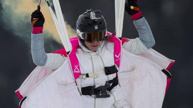 Géraldine Fasnacht et Julien Meyer se sont élancés du sommet du Cervin en wingsuit. [Patrice Uldry]