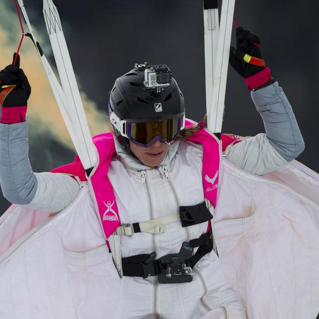 Géraldine Fasnacht et Julien Meyer se sont élancés du sommet du Cervin en wingsuit. [Patrice Uldry]