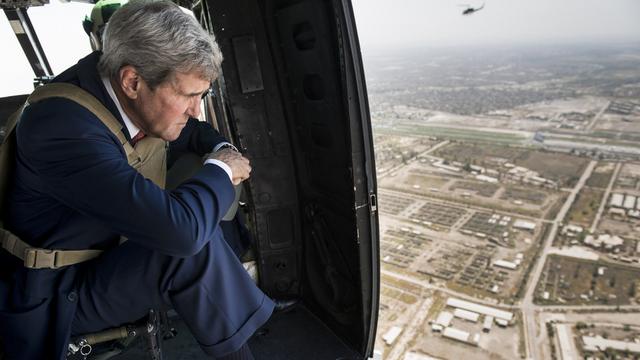 Le secrétaire d'Etat américain John Kerry s'est rendu à Bagdad mercredi pour envisager une stratégie de lutte contre l'Etat islamique avec le Premier ministre irakien. [AP Photo/Brendan Smialowski]