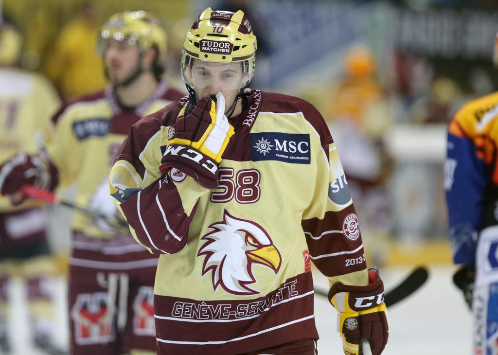 Romain Löffel a joué son 1er match pour Genève à Davos. [KEYSTONE - Arno Balzarini]