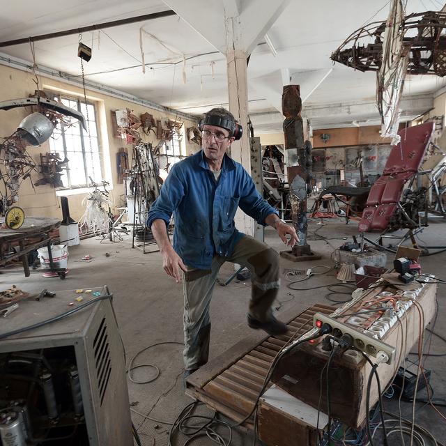 L'artiste Daniel Depoutot dans son atelier. [Frédérick Florin]