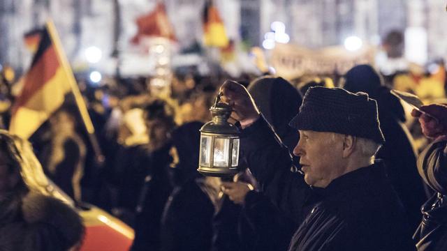 Les manifestants anti-islam étaient 2500 de plus qu'une semaine auparavant à Dresde. [Keystone - AP Photo/Jens Meyer]