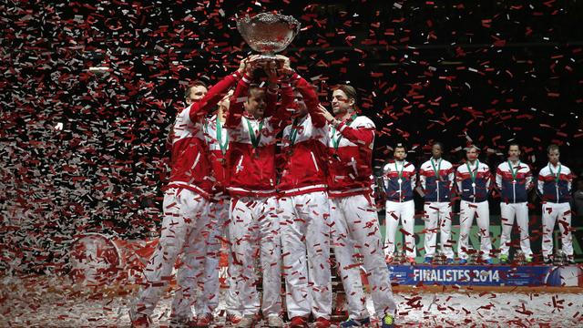 La 1ère victoire suisse en Coupe Davis déchaîne les passions des sportifs et "people" sur Twitter. [Christophe Ena]