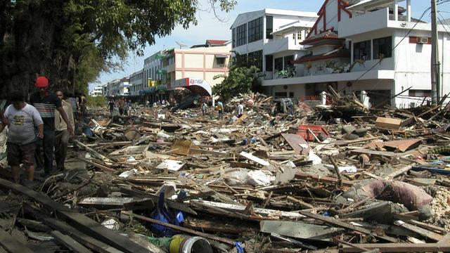 Une rue d'Indonésie après le tsunami de 2004 et 10 ans plus tard. [Keystone - EPA - Hotli Simanjuntak]