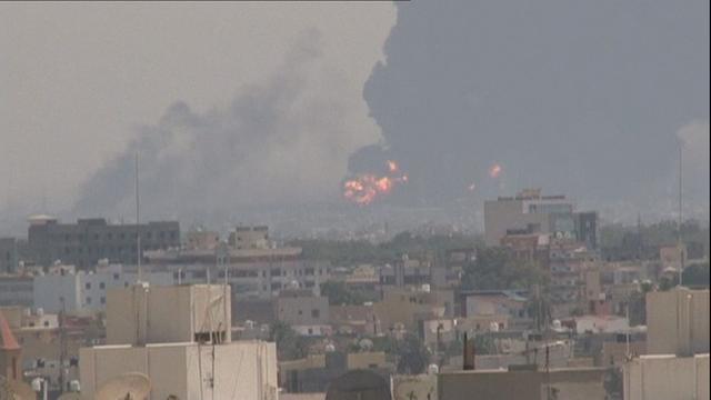 Un immense dépôt de carburant menace d'exploser aux portes de Tripoli depuis plusieurs jours.