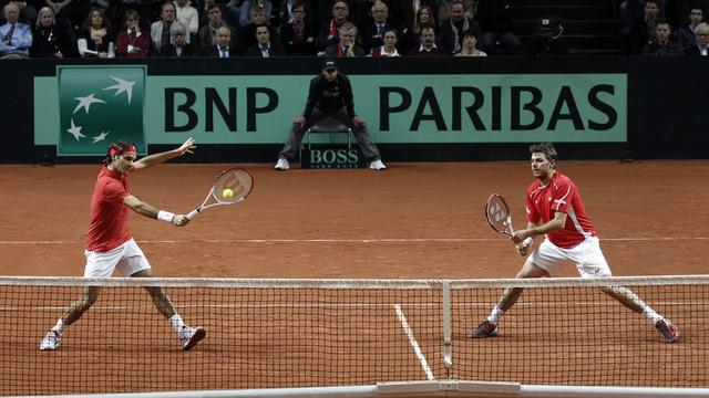 Federer et Wawrinka devront dompter l'ocre du stade Pierre-Mauroy pour conquérir le Saladier d'argent. [Peter Klaunzer]