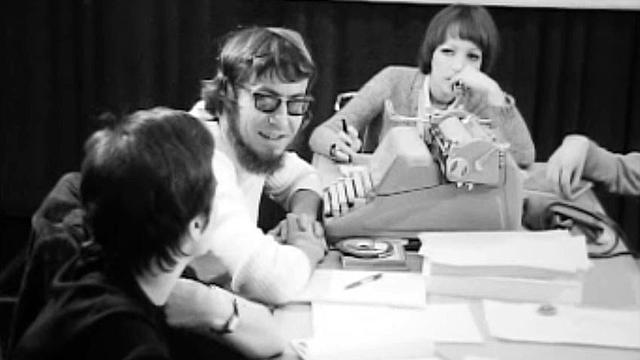 Jean-Charles et son équipe préparent le journal de midi de la Radio en 1972. [RTS]