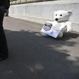 La mascotte de Marche blanche lors du dépôt de l'initiative en avril 2011. [Alessandro della Valle]
