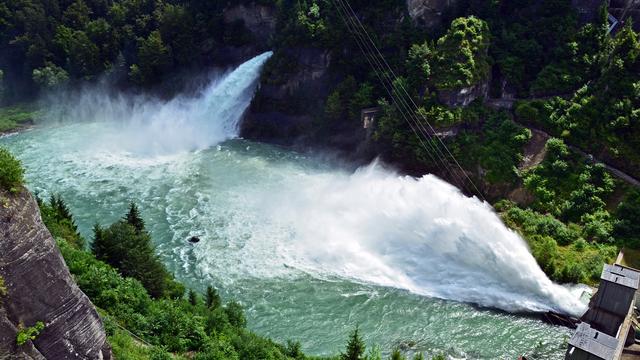 Le lac de la Gruyère a atteint son niveau maximum. Les vidanges sont ouvertes. [Marc Brodard]