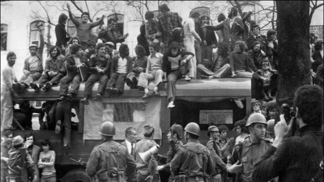 La foule et des militaires amassés devant la caserne de la garde républicaine à Lisbonne le 27 avril 1974.