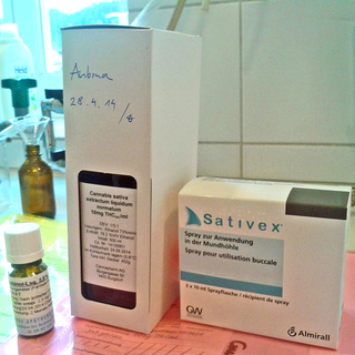 Le cannabis officiel: les flacons de la pharmacie de Langnau et (à dite) un emballage de Sativex, spray buccal contre les douleurs de la sclérose en plaques. [Simon Corthay]
