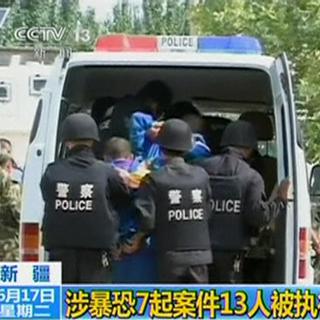 Des policiers chinois ont arrêté des individus soupçonnés de heurts avant de les exécuter sommairement.