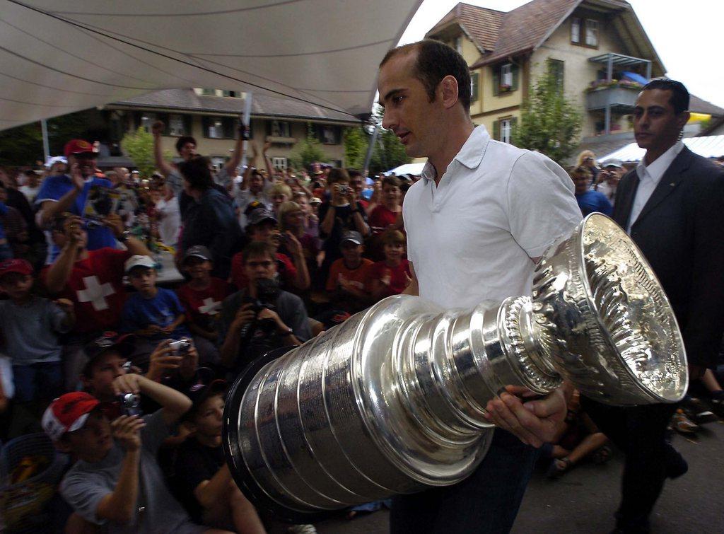 Gerber avait pu amener la Coupe Stanley à Langnau en 2006, le temps d'une journée. [KEYSTONE - Lukas Lehmann]