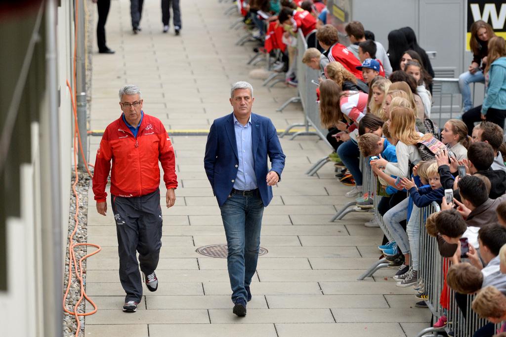 Peter Stadelmann (en rouge), aux côtés de Vladimir Petkovic. [KEYSTONE - Urs Flueeler]