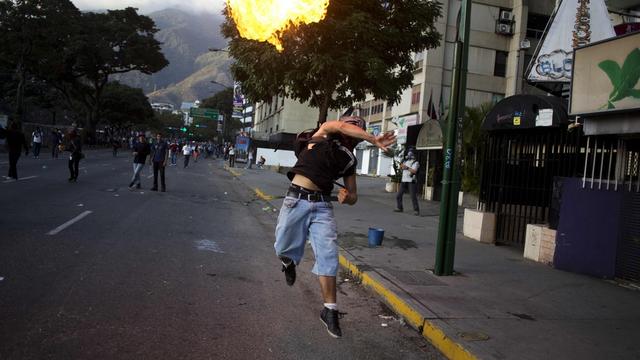 En marge de la manifestation antigouvernementale samedi, environ mille personnes ont affronté la police. [Rodrigo Abd]