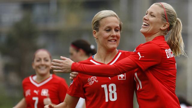 Lara Dickenmann (à dr.), joueuse de l'Olympique Lyonnais, a réalisé un triplé. [Alexandra Wey]