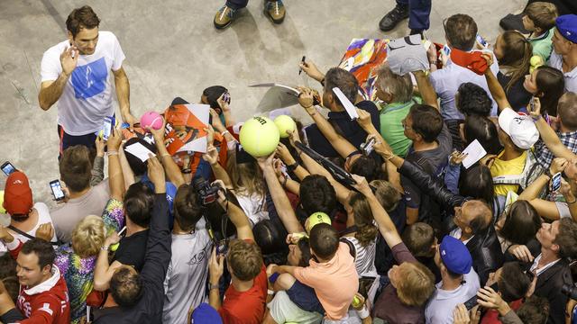 Federer - tout comme ses coéquipiers - a passé du temps avec le public suisse. [Salvatore di Nolfi]