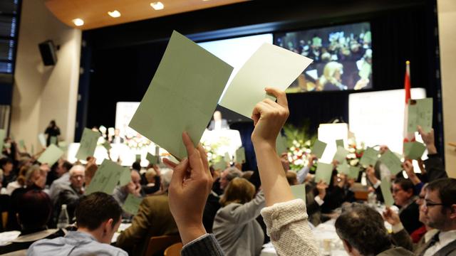 Les délégués du PLR se sont prononcés par 277 voix contre 4 et 7 abstentions contre l'initiative anti-immigration soumise en votation le 9 février. [Keystone - Steffen Schmidt]