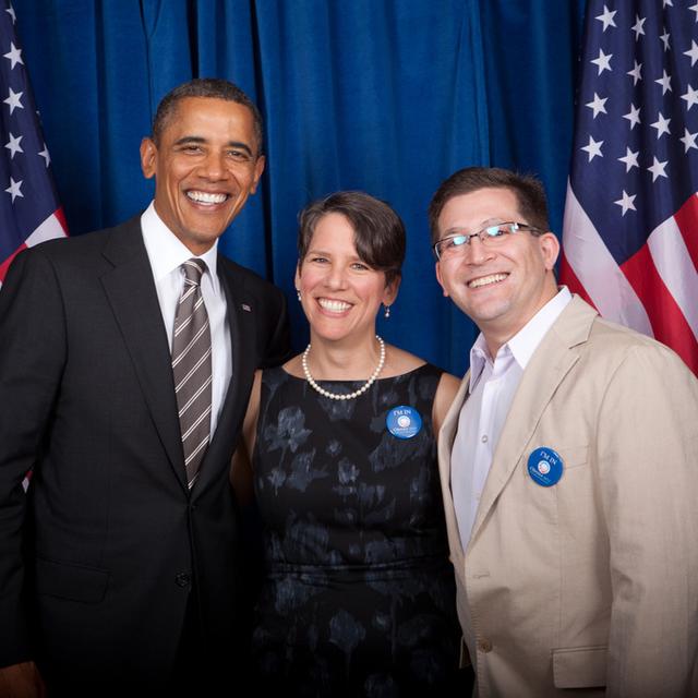 La nouvelle ambassadrice des Etats-Unis à Berne Suzi LeVine et son mari posent avec Barack Obama.