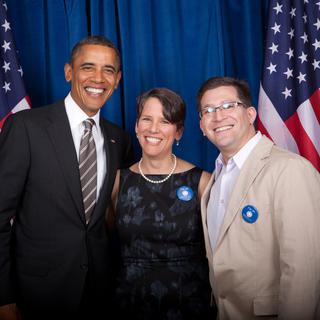 La nouvelle ambassadrice des Etats-Unis à Berne Suzi LeVine et son mari posent avec Barack Obama.