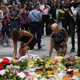 Hommage aux victimes de la prise d'otages à proximité des lieux du drame, ce mardi 16 décembre 2014 à Sydney. [AP Photo/Nick Perry)]