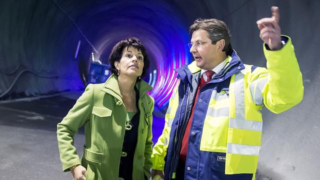 La conseillère fédérale Doris Leuthard et le patron d'Alpiq Michael Wider à l'inauguration lundi de la caverne, sur le chantier du Nant de Drance, en Valais. [Keystone - Olivier Maire]