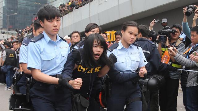 Une étudiante arrêtée car elle refusait de quitter le site d'Admiralty à Hong Kong où les prodémocraties protestaient depuis des mois. [EyePress/Don Hills]