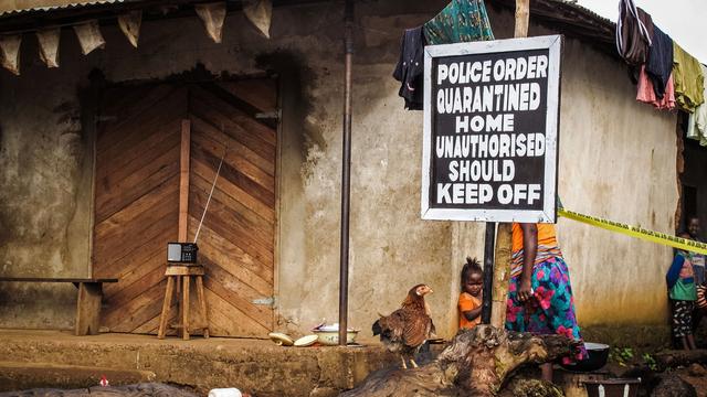 Une maison et ses habitants en quarantaine, en Sierra Leone. [AP Photo/ Michael Duff]