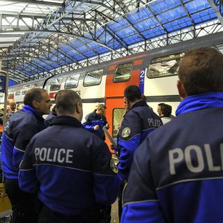 Les policiers attendaient les fêtards à leur descente du train à Lausanne (photo d'illustration). [Dominic Favre]