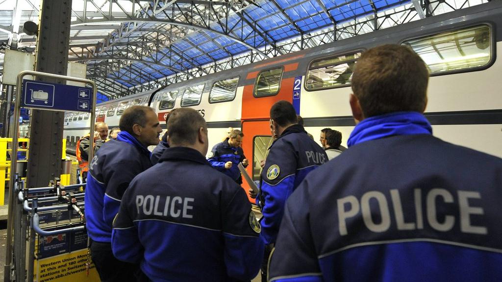 Les policiers attendaient les fêtards à leur descente du train à Lausanne (photo d'illustration). [Dominic Favre]