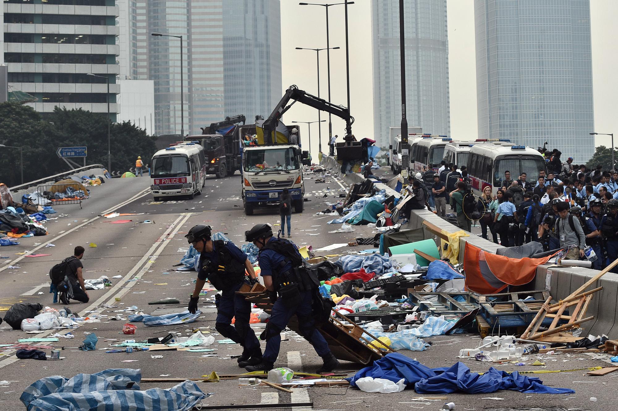 La police hong-kongaise a déblayé les tentes et campements des manifestants pro-démocratie à Admirality. [AFP - PEDRO UGARTE]