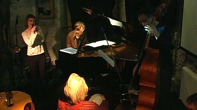 Concert dans un caveau du Cully Jazz Festival. [RTS]