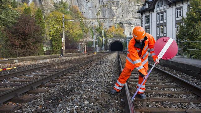 Les travaux en cours depuis le mois de novembre dans le tunnel de St-Maurice ont nécessité sa fermeture vendredi soir. [Jean-Christophe Bott]