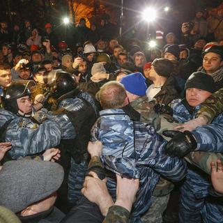 Des heurts entre manifestants pro-UE et forces de l'ordre ont eu lieu dans la nuit de vendredi à samedi à Kiev.