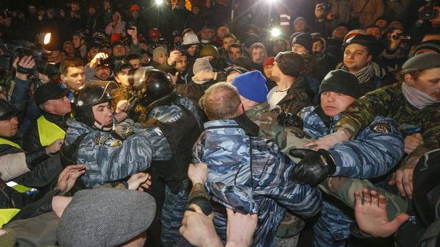 Des heurts entre manifestants pro-UE et forces de l'ordre ont eu lieu dans la nuit de vendredi à samedi à Kiev.